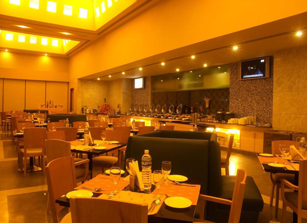 Radha Hometel Bengaluru Restauracja zdjęcie